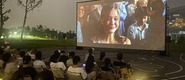 （女人被啪啪的网站转载）成都秋夜“新耍法”：到公园看坝坝电影